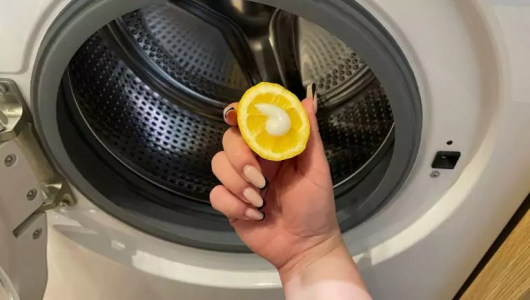 Подруга раз в месяц «стирает» лимон с этим средством в машинке: вот зачем это нужно — все гениальное просто