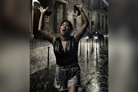 Сдувшаяся, мокрая и кричащая: Анна Нетребко, отказавшаяся от россиян, обнаружена под дождем на улице в Италии — зрелище то еще