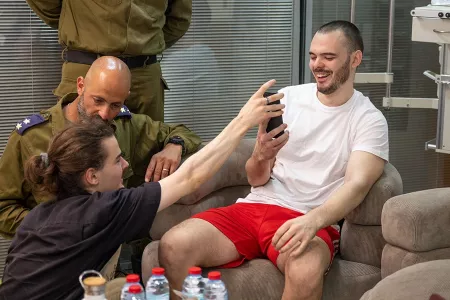 В МИД Израиля показали снимки освобожденного из плена ХАМАС россиянина Андрея Козлова