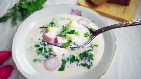 Окрошка получится по-настоящему вкусной: всё дело в этом кулинарном приёме с зеленью — в нём секрет потрясающего холодного супа