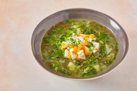 Утоляет и жажду, и голод: из пары пучков щавеля готовлю освежающий холодный суп — идеальное дачное блюдо на обед