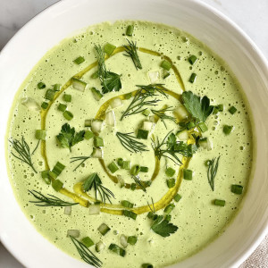 Шикарный суп на всё лето: беру огурцы и готовлю охлаждающее и сытное блюдо — станет спасением в жаркую погоду