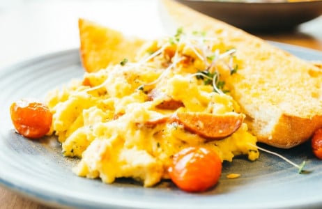 Беру 3 яйца и 50 грамм твёрдого сыра: готовлю на завтрак яичный скрэмбл за 3 минуты — во много раз круче яичницы и омлета