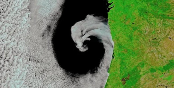 Хвост дьявола: спутники зафиксировали невероятное загадочное явление у берегов Испании и Португалии — и это не шторм