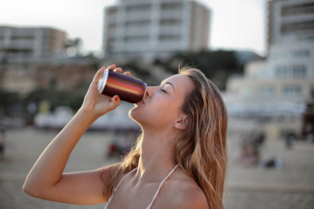 «Скорая может не успеть»: фельдшер предупредила об опасности баночных напитков летом — статистика пугает