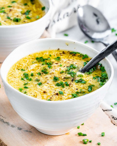 Беру яйца и готовлю супербыстрый суп: даже без мяса получится сытным и ароматным — идеальное летнее блюдо