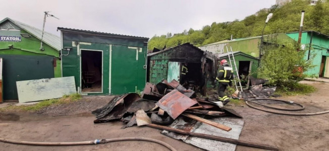 13 пожарных тушили горящий гараж в Мурманске