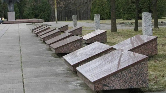 Никто не выступил против: в Литве приняли скандальный законопроект о переносе захоронений советских воинов