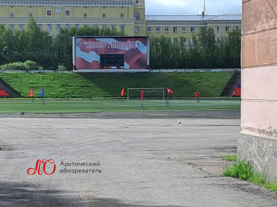 В Мурманске на футбольном поле жители заметили пугало