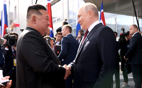 «Ким по-братски подарил Путину»: КНДР отправила России 10000 контейнеров с 5 миллионами снарядов — в Сеуле разоблачили детали сделки