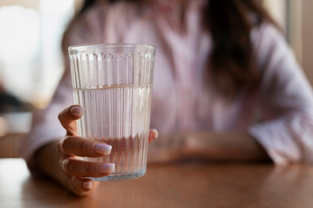 «Разжижает желудочный сок»: Врач объяснила, опасно ли пить воду во время еды