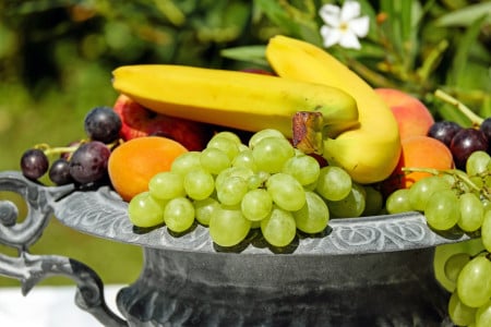 Не только статины: врач назвал вкусный фрукт, который мощно снижает холестерин — больше никаких бляшек до самой старости