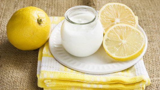 Каждую субботу добавляю лимон в молоко: Готовлю шикарную вкусняшку — магазинный аналог пылится в холодильнике