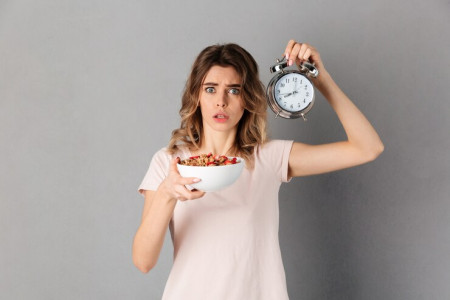 Скажите «нет» интервальному голоданию: врач назвала лучшие временные перерывы между едой — сохраните желудок здоровым