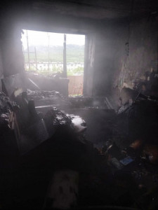 При пожаре в многоэтажном доме в Кировске погиб человек