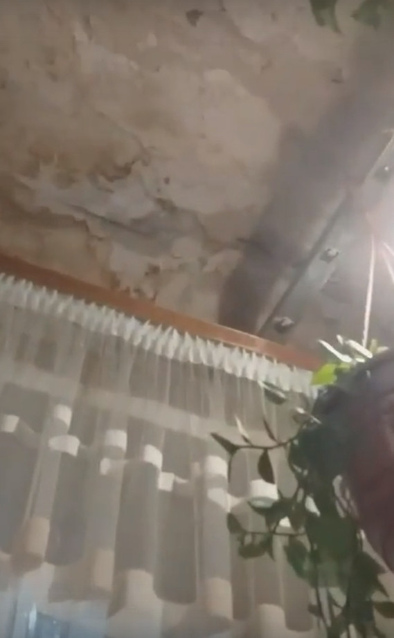 «Потолок рухнуть может»: мурманчанка пожаловалась на бездействие чиновников по поводу протечки крыши
