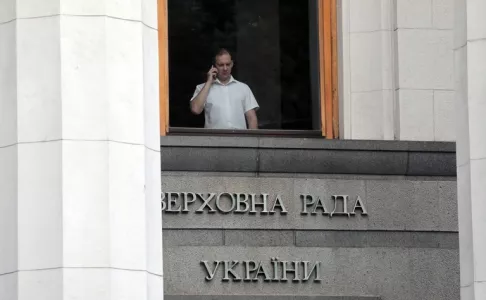«Два коктейля Молотова»: боец Нацгвардии Украины попытался поджечь здание Рады в Киеве, но перепутал адрес