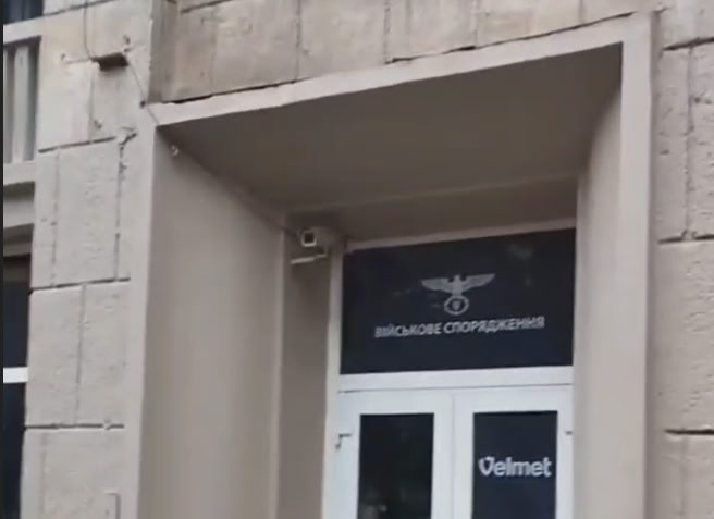 «Оккупация по-украински»: в центре Запорожья заметили армейский магазин с гербом Третьего рейха — местное население в шоке
