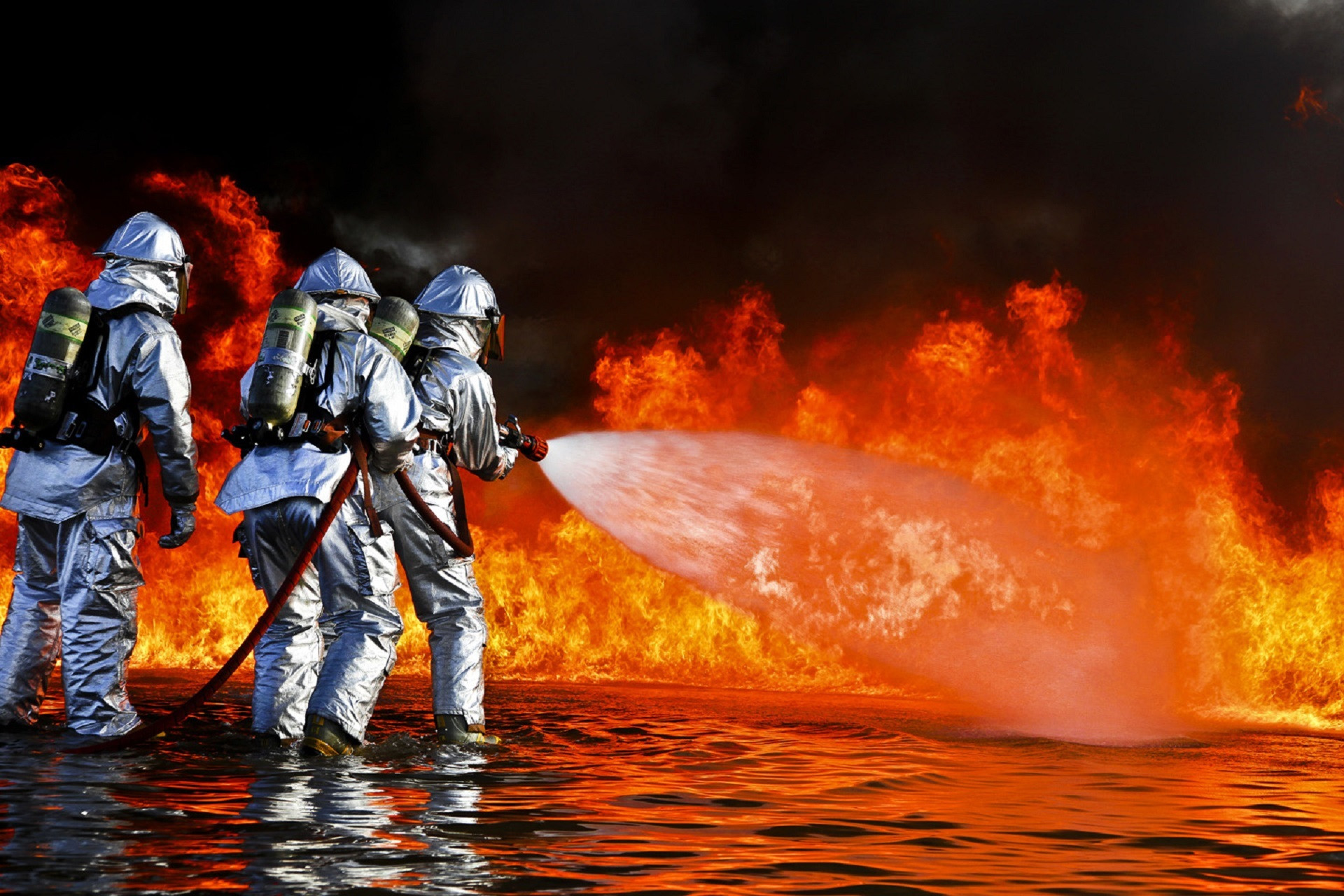 «Атаковали беспилотниками»: в Ростовской области загорелись резервуары с нефтепродуктами после удара ВСУ