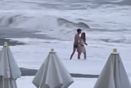 В Сочи пара хотела прогуляться вдоль моря, но мощная волна утянула девушку в глубину — найти пока не удалось