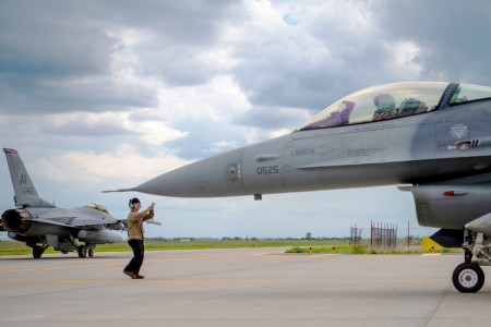 Придется извращаться: в США назвали критическую проблему с F-16 для Украины — чтобы выжить, придется низко летать