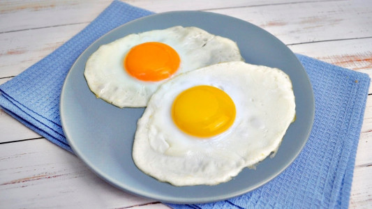 Женщина съедала 2 яйца на завтрак каждый день: вот что случилось с ней за месяц — и причем здесь уровень холестерина