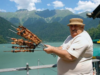 Жуткая еда, громкая музыка и ужасные запахи: российский турист рассказал о минусах отдыха в Абхазии — лучше рвануть в Сочи
