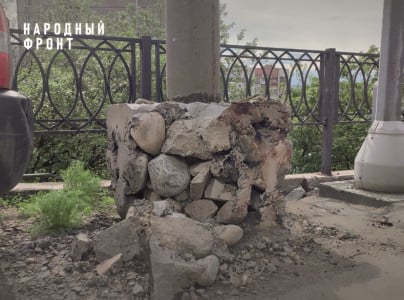 Недалеко до трагедии: 700-килограммовый столб в Мурманске может упасть в любой момент