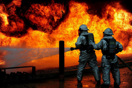 «Все в панике, звучат мощные взрывы»: ВСУ атаковали НПЗ и нефтебазу в Краснодаре и Адыгее — огонь повсюду