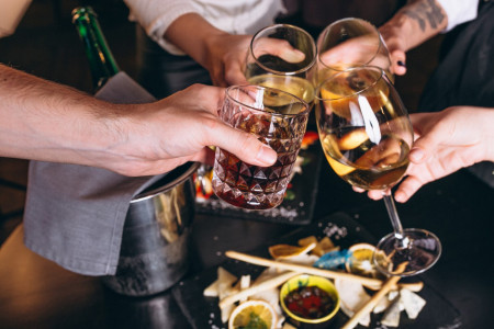 8 литров спирта на человека: Россияне стали пить больше алкоголя и установили рекорд за 9 лет