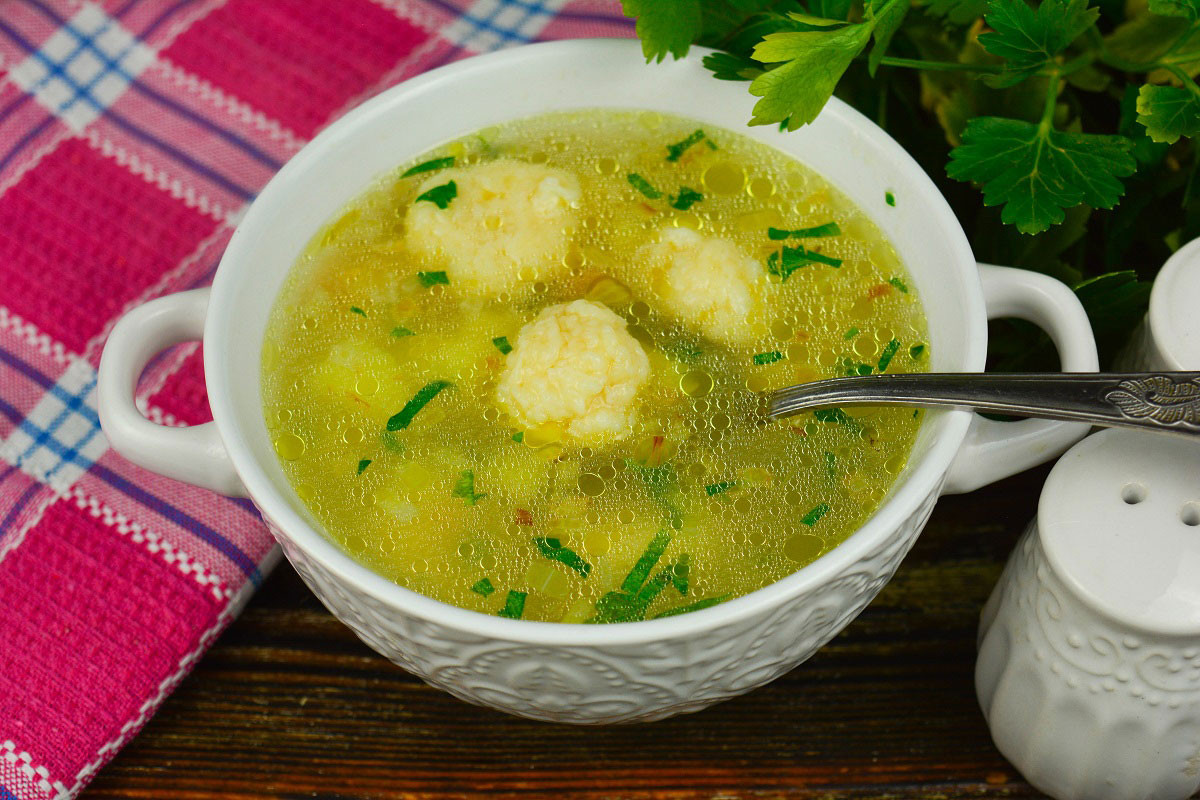 Дети будут лопать без остановки: суп с сырными шариками на курином бульоне — простой и вкусный рецепт