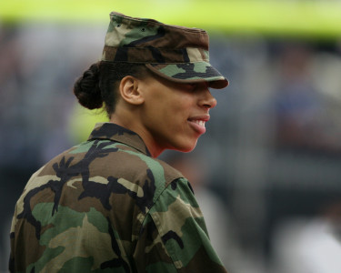 «Бросай ребенка и хватай автомат»: в США могут заставить женщин регистрироваться для призыва в армию