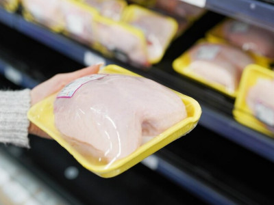 Один жир и нет белка: ученые рассказали, какую куриную грудку лучше оставить на полке в магазине — ищите полосы
