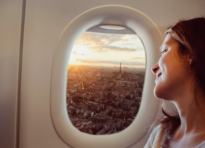 «Сошел с самолета другим человеком»: Туристы подхватили новый тренд — во время полета следуют безумному правилу