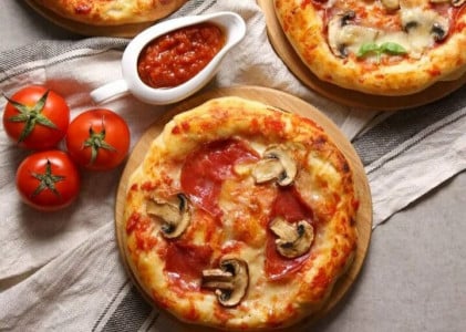 Любимое блюдо школьников: такую мини-пиццу дети будут просить в тройном размере — готовится проще простого