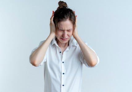 Серьезный повод задуматься: Врач назвал 4 признака того, что голова болит вовсе не из-за усталости