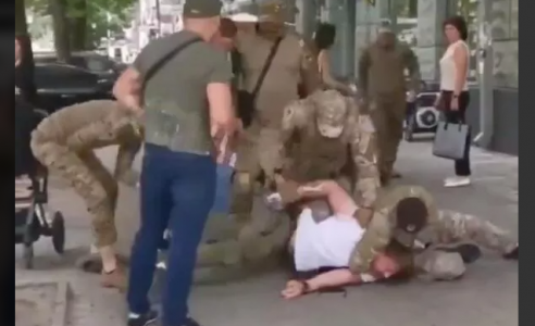 «Гестапо Зеленского — это ужасно»: американский полковник потерял дар речи от видео, на котором насильно мобилизуют украинца с ребенком на руках