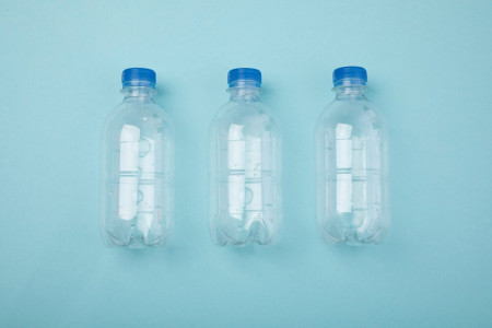 Разрезаю пластиковую бутылку вдоль и делаю 15 отверстий: гениальное изобретение для упрощения быта и аккуратности — лайфхак, решающий важную проблему