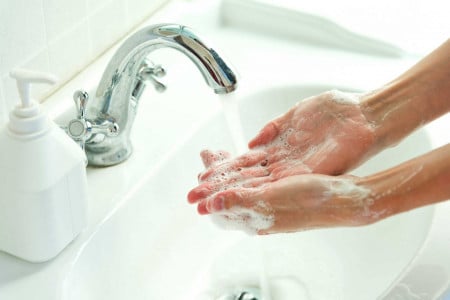 Вредит коже: врач объяснил, опасно ли частое мытье и дезинфекция рук — нужно знать меру