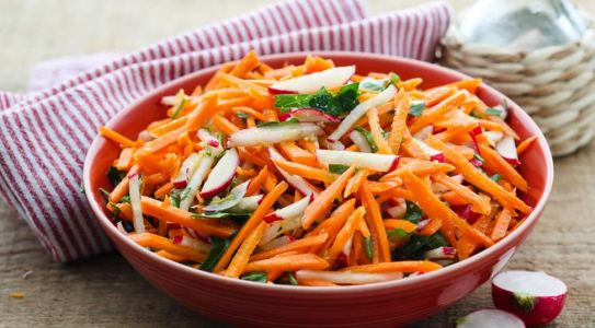 Идеально к мясному ужину: беру редиску, морковь и готовлю наивкуснейший летний салат — быстро и просто