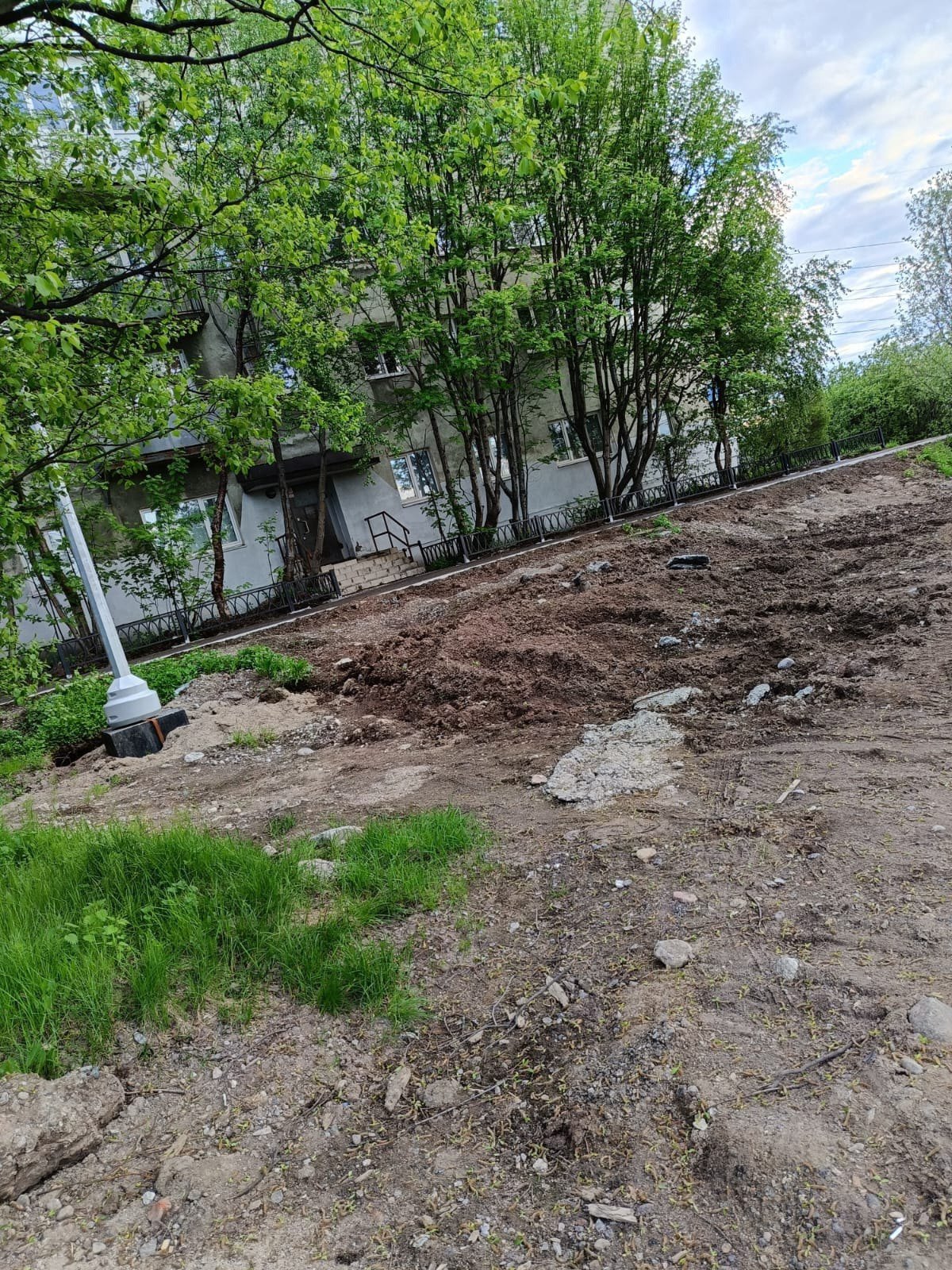 «Халтура на Халтурина»: мурманчанка ужаснулась ремонту двора с недочетами
