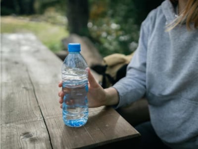 Яд в пластиковой таре: ученые рассказали, чем чревато употребление бутилированной воды