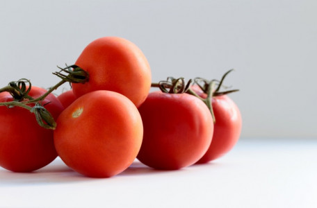 Такие маринованные помидоры сведут с ума всех, кто их попробует: готовлю их за 3 минуты вместо классического салата почти каждый день — остановиться невозможно
