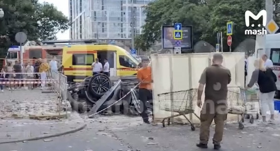 В центре Краснодара с третьего этажа парковки торгового центра вылетел автомобиль: погибли ребенок и двое взрослых