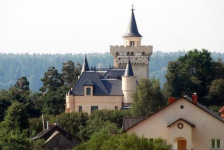 «Налог не будет заоблачным»: оказалось, что хваленый замок Аллы Пугачёвой в деревне Грязь стоит всего 11 миллионов рублей