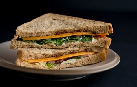 Почему треугольный сэндвич вкуснее обычного бутерброда — эксперты раскрыли неожиданный нюанс