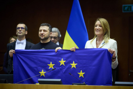 «Этот день войдет в историю»: Зеленский сделал заявление о членстве Украины в ЕС и помахал сине-звездатым флагом