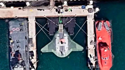 Теперь с ним все ясно: новейший и секретный американский подводный беспилотник Manta Ray угодил на спутниковые снимки — США не смогли его спрятать даже в собственном порту