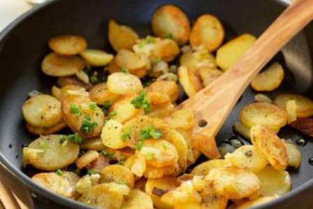 На каком масле нужно жарить картофель, чтобы получилось вкусно и полезно: повар-технолог дала четкий ответ — об этом мало кто знает
