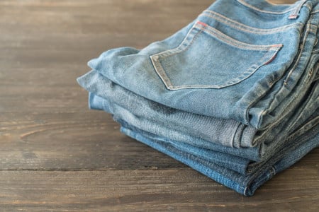 С вечера кладу джинсы в морозильник — с утра достаю идеальную одежду: вот зачем использовать бытовую технику вместо шкафа — просто и эффективно